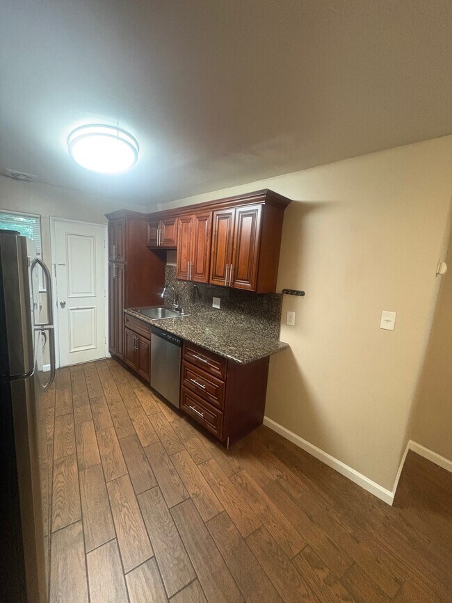 961 Yerba Buena Ave Oakland, CA 94608 photo 3