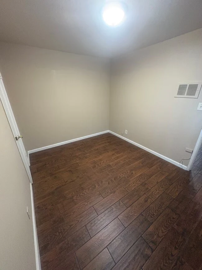 961 Yerba Buena Ave Oakland, CA 94608 photo 5