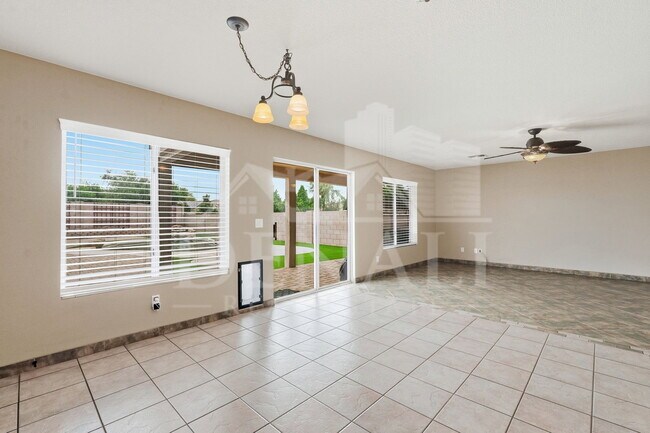 11319 W Madisen Ellise Dr Surprise, AZ 85378 photo 4