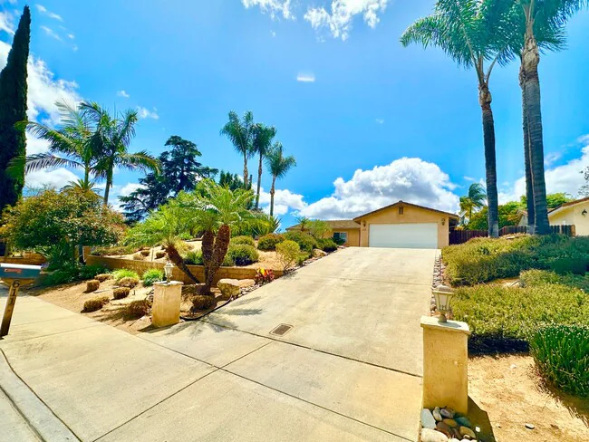 611 Summit Ave Fallbrook, CA 92028 photo 2
