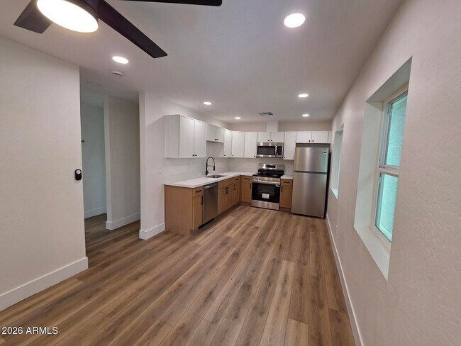824 N 11th Ave Phoenix, AZ 85007 photo 3