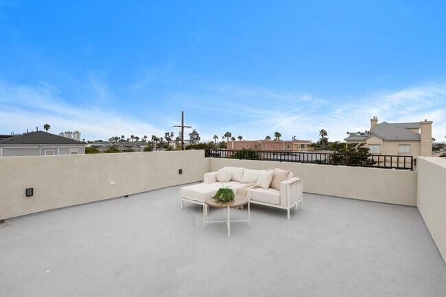 243 Dahlia Ave Imperial Beach, CA 91932 photo 2