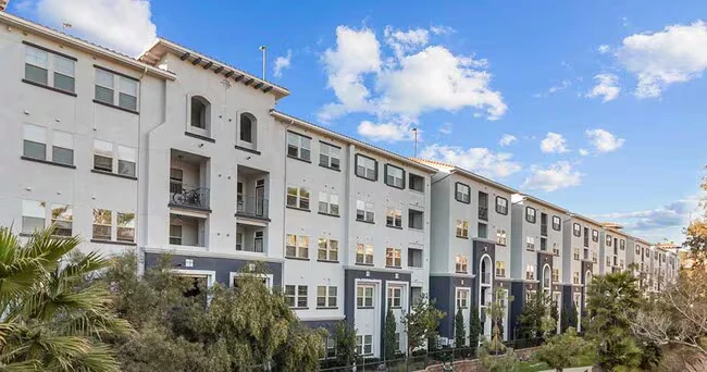 Iconic on Alvarado - Lease by the Bed