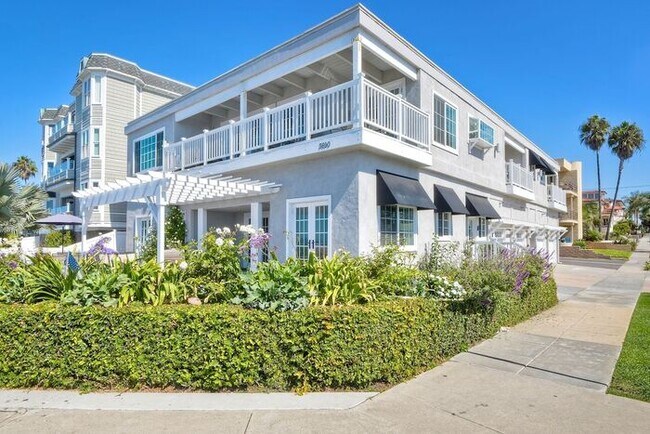 3690 Carlsbad Blvd Carlsbad, CA 92008 photo 2