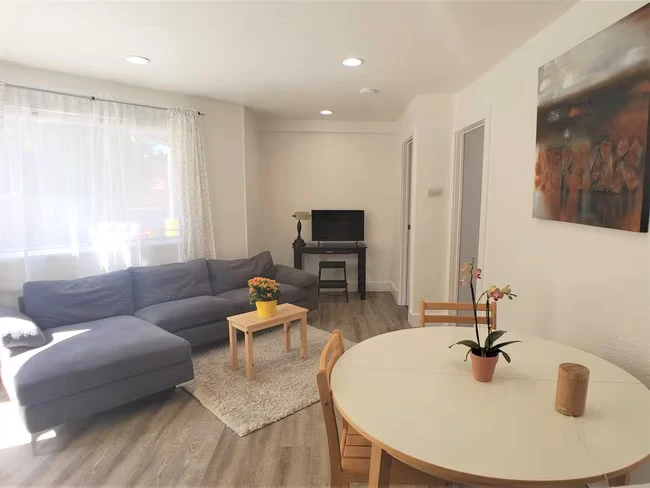 5421 Market St Oakland, CA 94608 photo 2