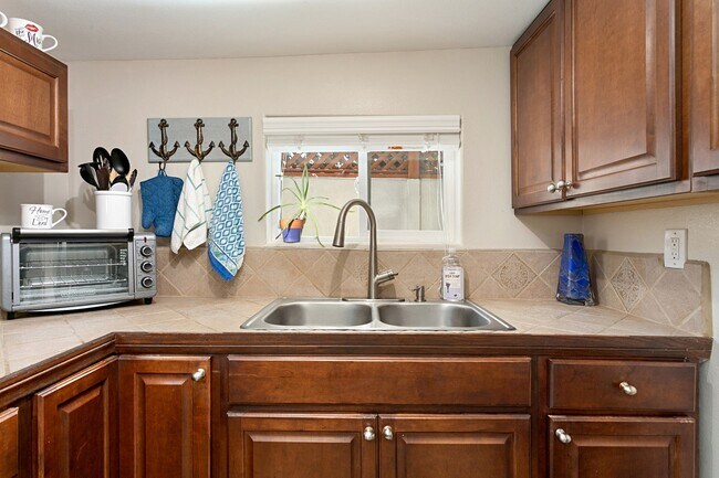 1923 Rowan St San Diego, CA 92105 photo 2