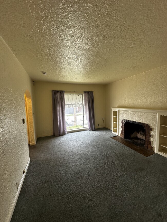 8106 Holly St Oakland, CA 94621 photo 3