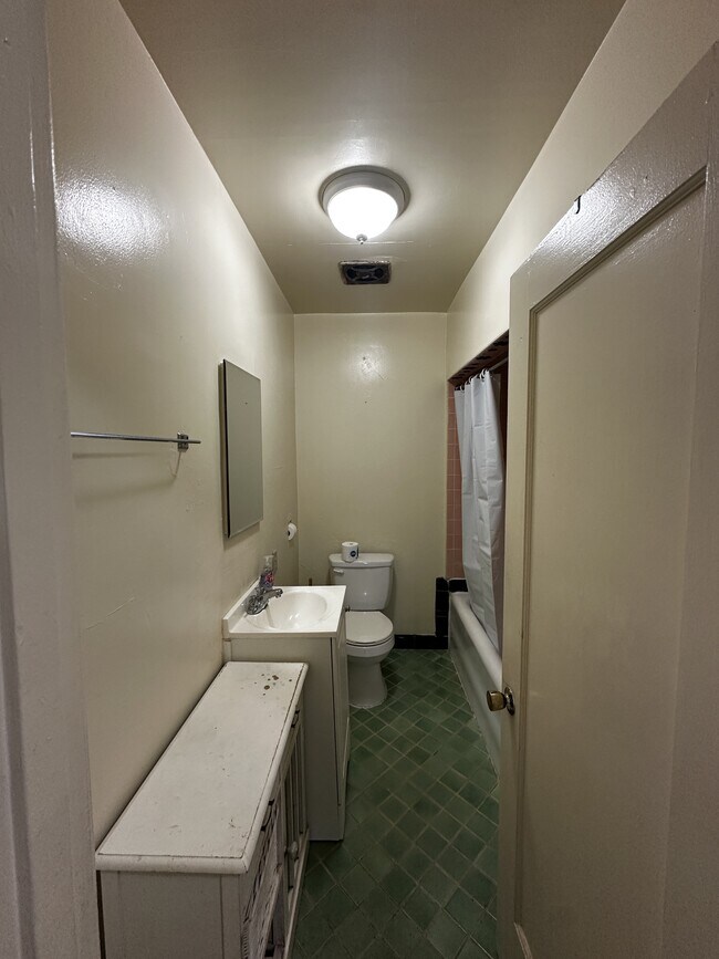8106 Holly St Oakland, CA 94621 photo 5