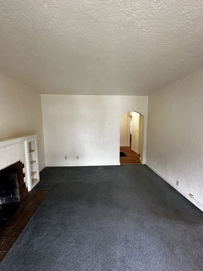 8106 Holly St Oakland, CA 94621 photo 2