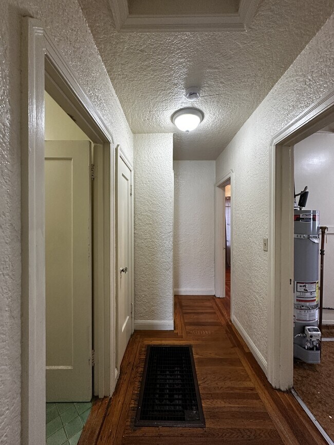 8106 Holly St Oakland, CA 94621 photo 4