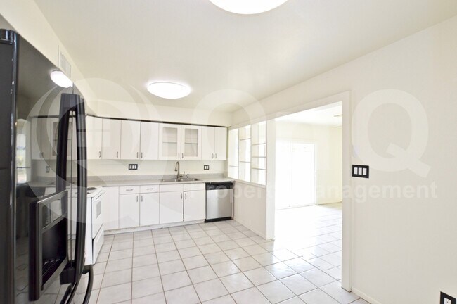 4265 E Vineyard Rd Phoenix, AZ 85042 photo 4