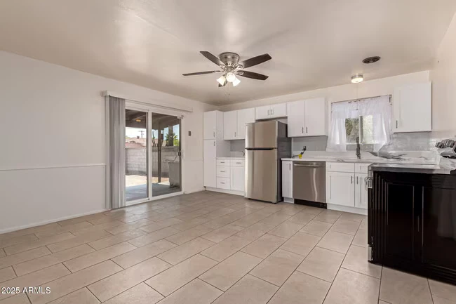 1407 E El Camino Dr photo 4
