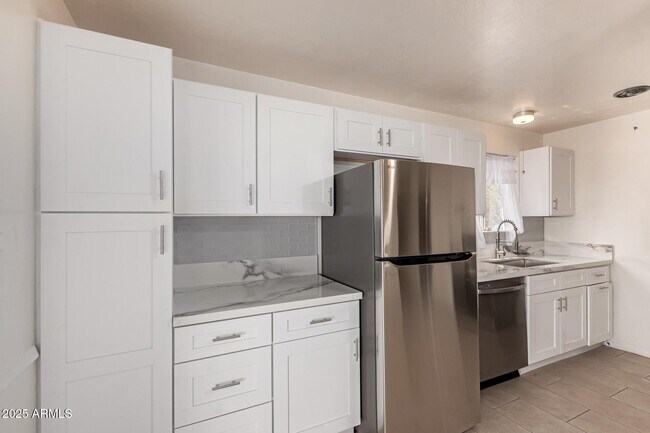 1407 E El Camino Dr photo 2