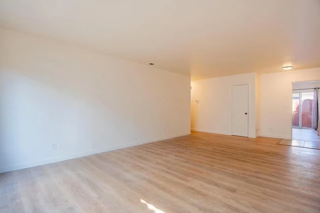 1823 Sparks Ct San Diego, CA 92110 photo 4