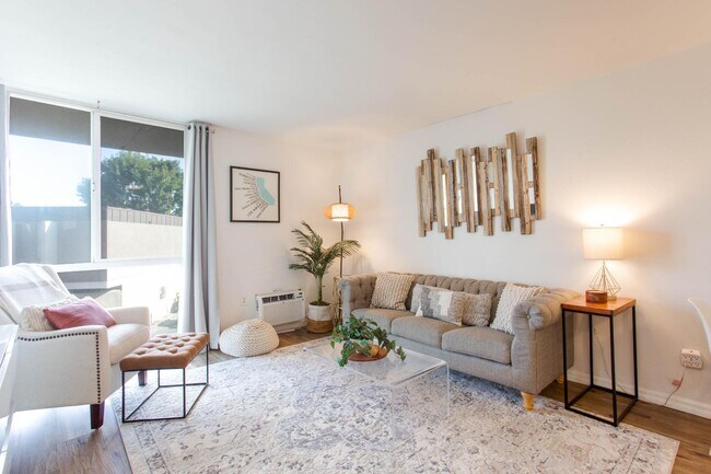 3050 Rue D’Orleans San Diego, CA 92110 photo 2