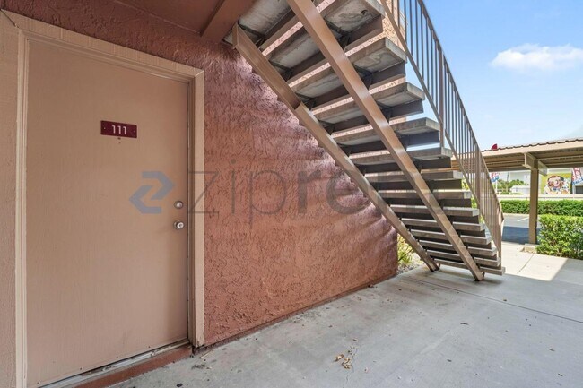 Unit 111 photo 3
