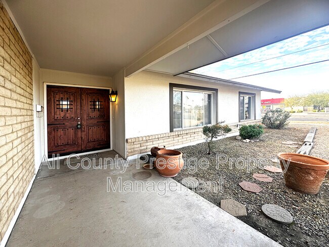 3459 W Dailey St Phoenix, AZ 85053 photo 2