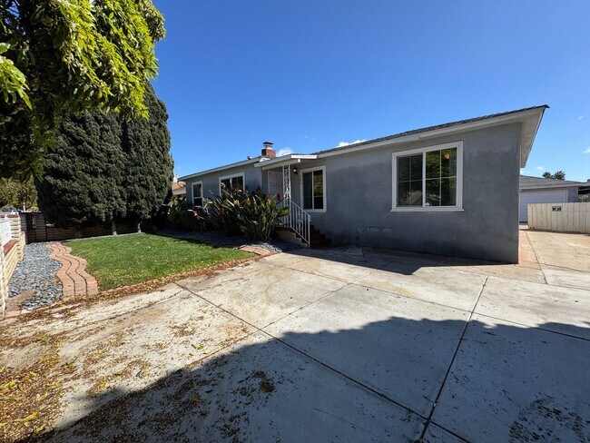 564 E St Chula Vista, CA 91910 photo 2