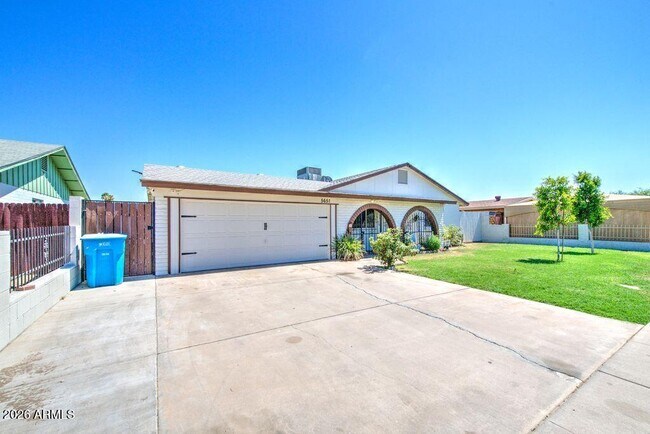 5651 W Monte Vista Rd Phoenix, AZ 85035 photo 2