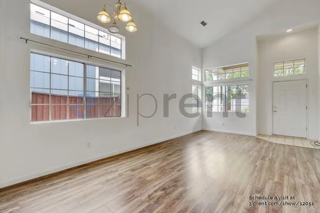 780 Potomac Ave photo 4