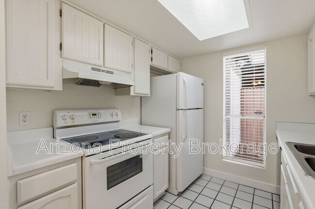 240 E Beck Ln Phoenix, AZ 85022 photo 2