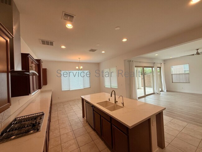 3424 E Adobe Dr Phoenix, AZ 85050 photo 2