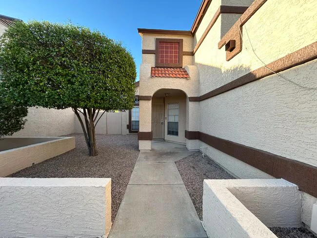 505 E Kerry Ln Phoenix, AZ 85024 photo 3