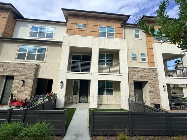 784 Vada St