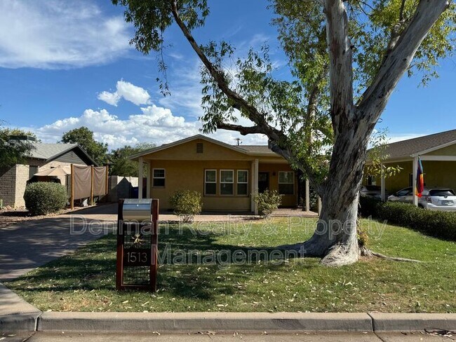 1513 E Earll Dr