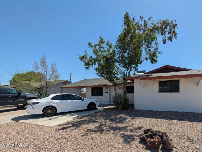 1711 S Hardy Dr Tempe, AZ 85281 photo 2