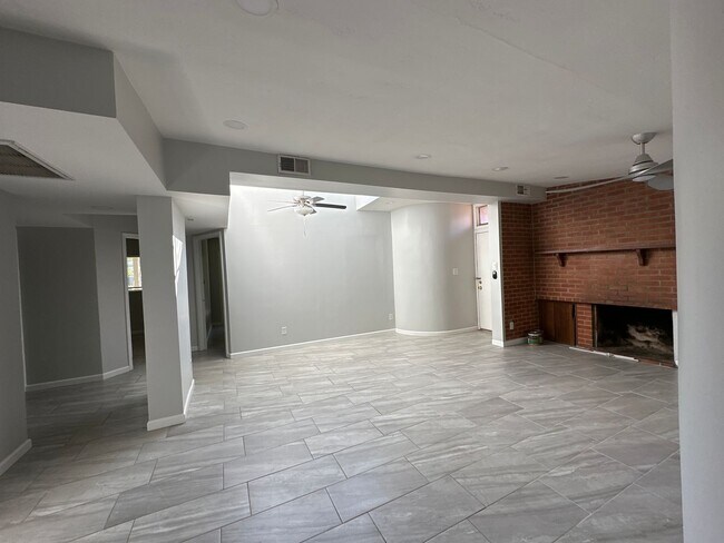 4627 N 11th Pl Phoenix, AZ 85014 photo 4
