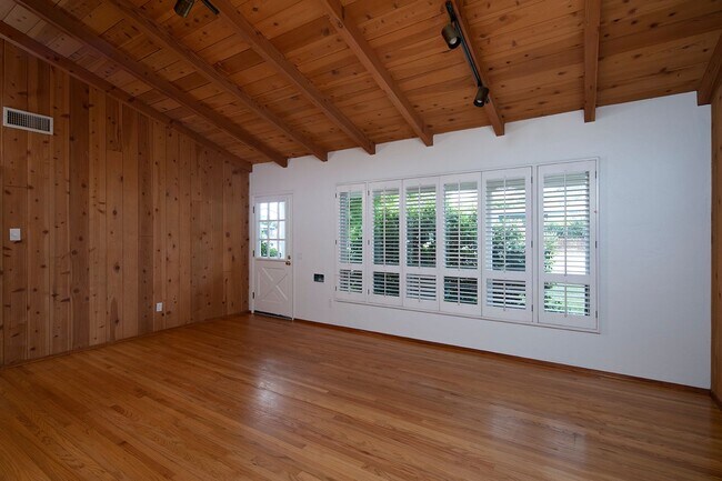 2111 Emerald St San Diego, CA 92109 photo 5