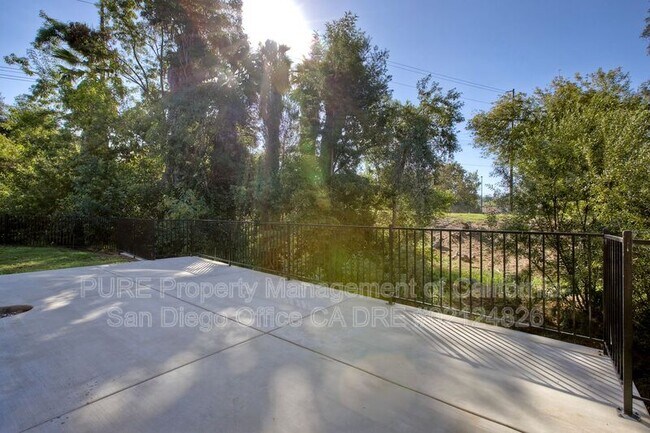 1069 Felicidad Dr Fallbrook, CA 92028 photo 4