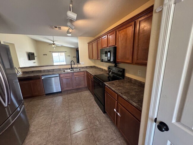 7371 W Alicia Dr Phoenix, AZ 85339 photo 3