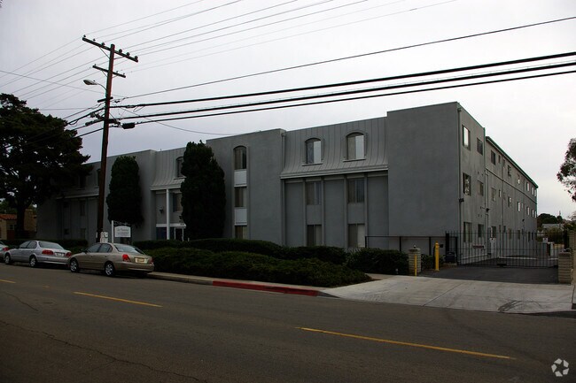 Le Chateau Apartments photo 2