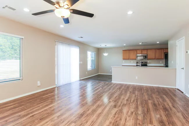 5804 S 10th Dr Phoenix, AZ 85041 photo 4