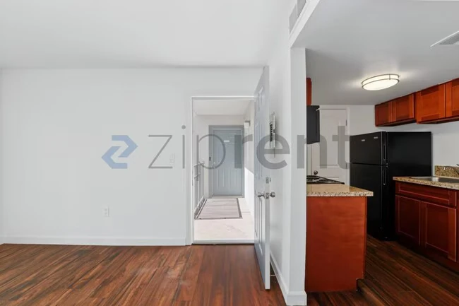 Unit B228 photo 3