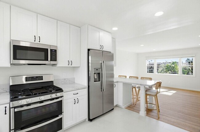1854-1854 Chalcedony St San Diego, CA 92109 photo 3