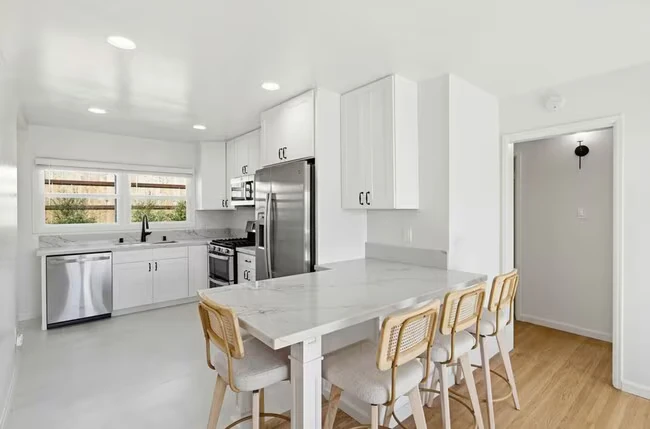 1854-1854 Chalcedony St San Diego, CA 92109 photo 2