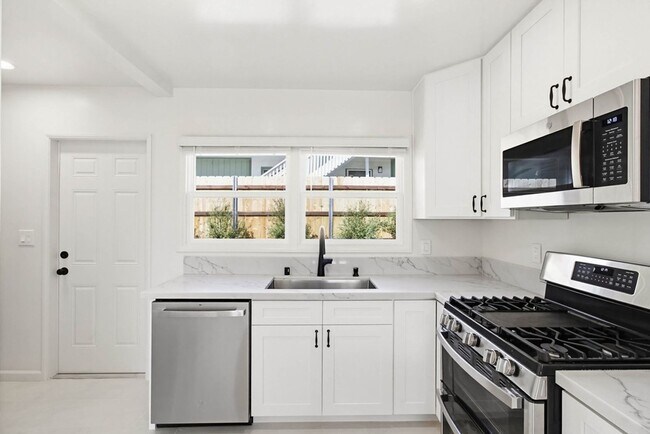 1854-1854 Chalcedony St San Diego, CA 92109 photo 5