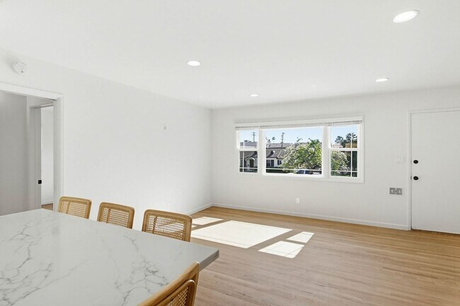 1854-1854 Chalcedony St San Diego, CA 92109 photo 4