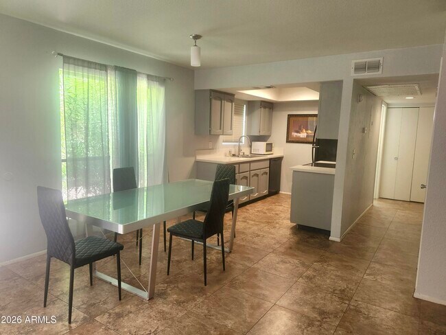 3119 W Cochise Dr Phoenix, AZ 85051 photo 2