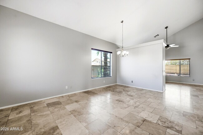 3289 E Waterman St photo 2