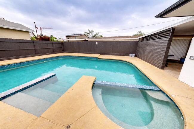 5136 E Falls View Dr photo 3