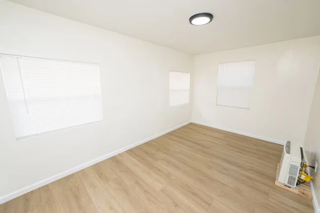 1053 Florence St Imperial Beach, CA 91932 photo 2