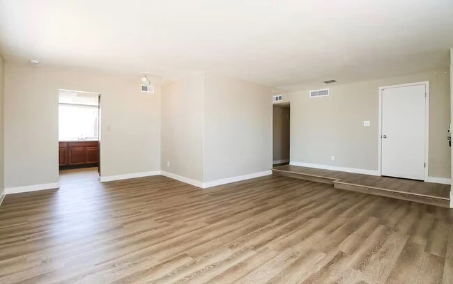 6625 S 44th St Phoenix, AZ 85042 photo 2