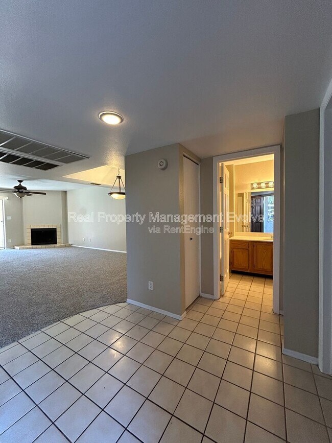 9465 N 92nd St Scottsdale, AZ 85258 photo 2