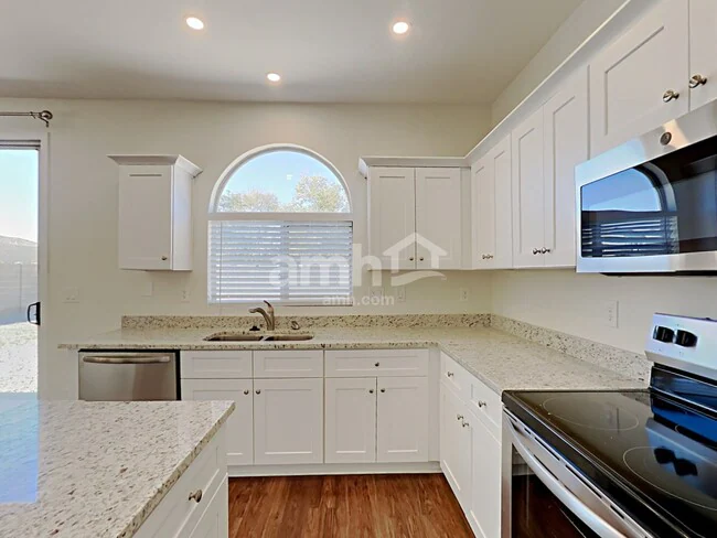 7008 S 38th Ln photo 3