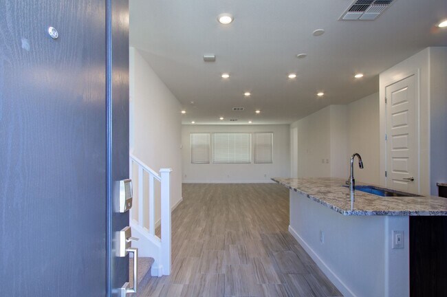 1087 E Chapman Dr Chandler, AZ 85286 photo 2