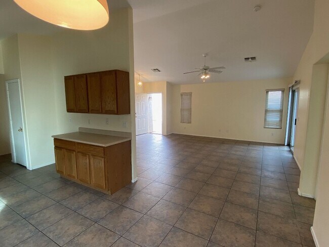 11425 W Pinehollow Dr Surprise, AZ 85378 photo 4